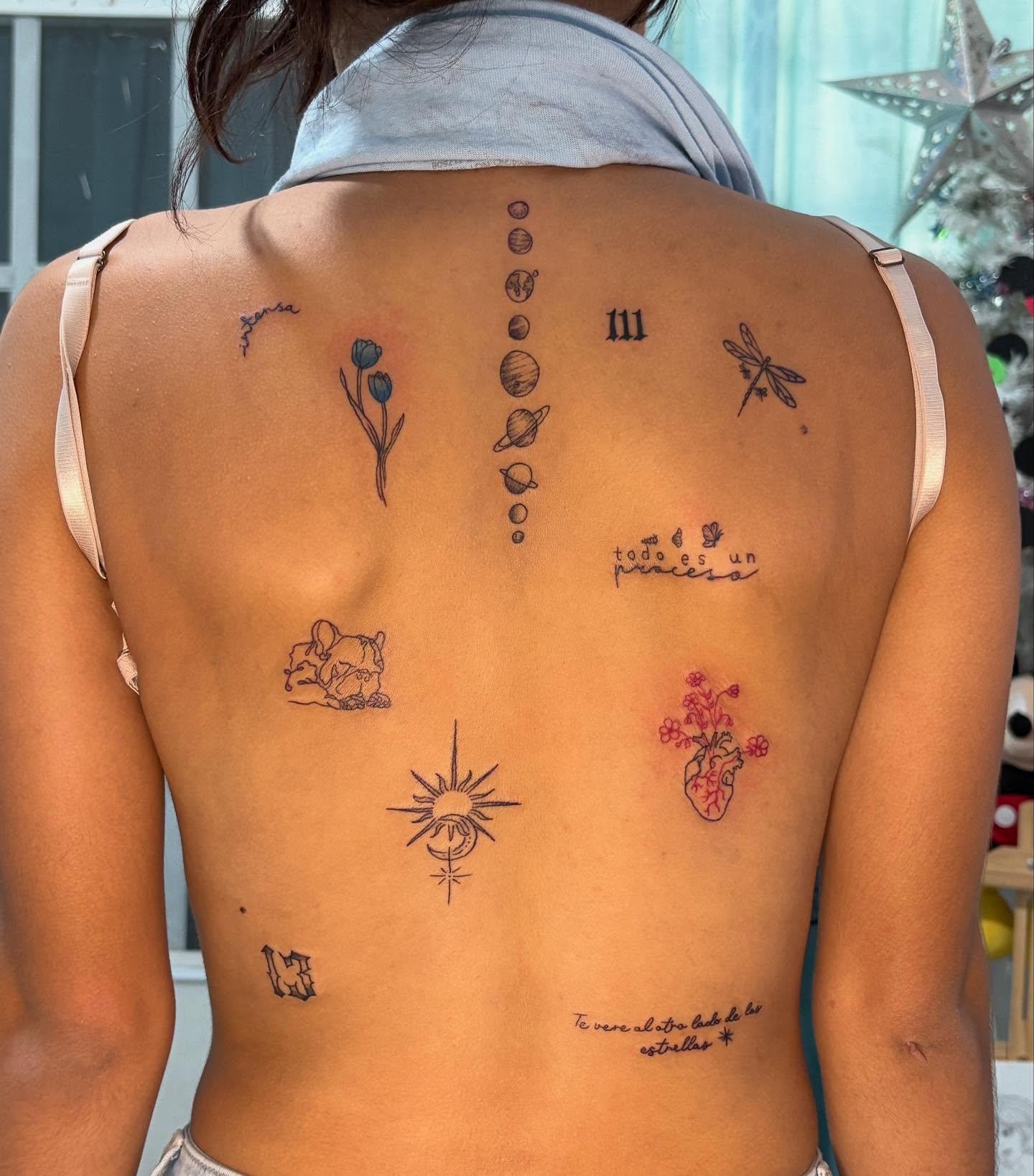 Tatuajes delicados en espalda